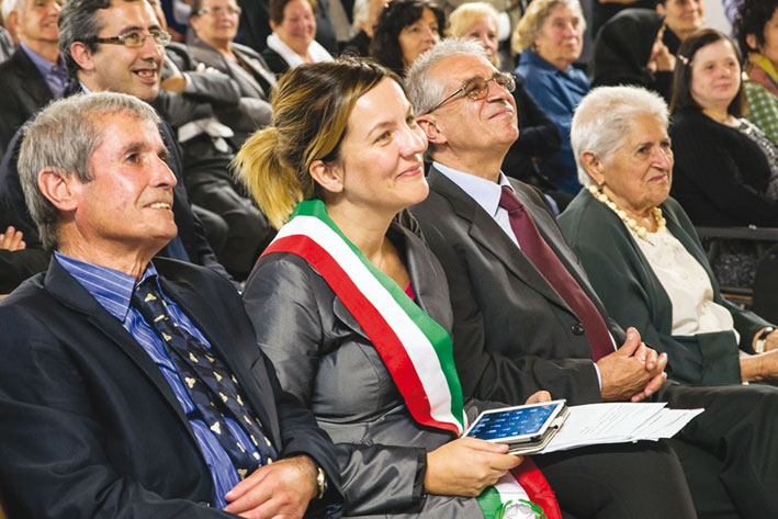 I fratelli di p. Ezio (da sinistra) Ubaldo, Gian Paolo e Maria; tra Ubaldo e Gian Paolo, la sindaco di Sadali, Romina Mura; dietro il sindaco di Mandas, Umberto Oppus.