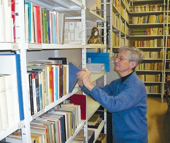 La signora Pinuccia tiene aggiornata e rimette ogni libro al suo posto in biblioteca.