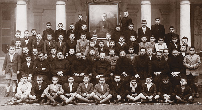 La meravigliosa squadra dei ragazzi di Pedrengo... con tanti futuri saveriani nel 1945-46, sotto lo sguardo del fondatore mons. Conforti.