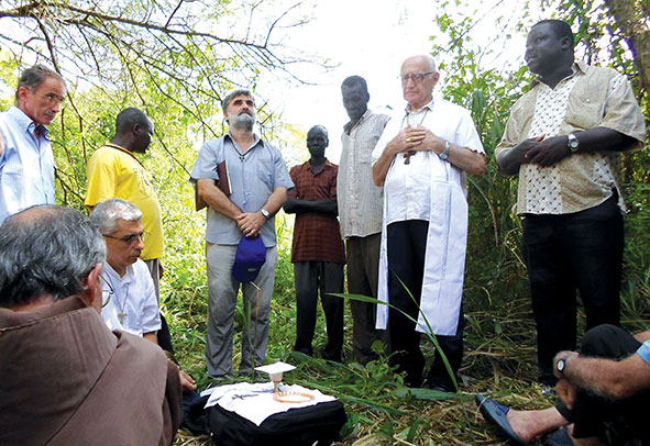 Mons. Giorgio a Leer con i comboniani durante una Messa... di viaggio.