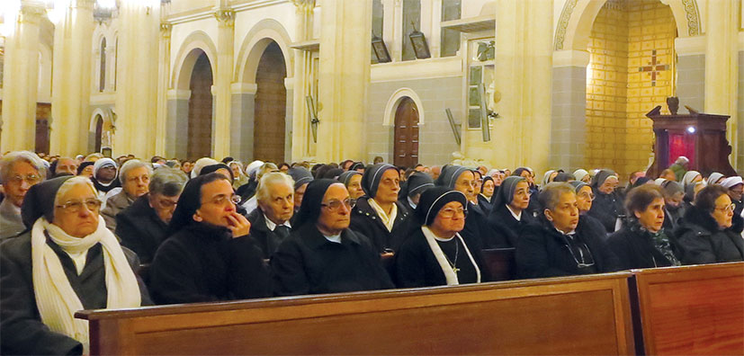 La cattedrale di Reggio Calabria gremita di fedeli e rappresentanti delle varie comunità religiose, femminili e maschili, per l'apertura dell'anno della vita consacrata.