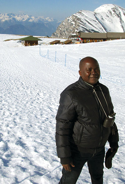 Padre Paulin per le confessioni pasquali è stato a Brescia e ne ha approfittato per vedere e toccare la neve del monte Baldo