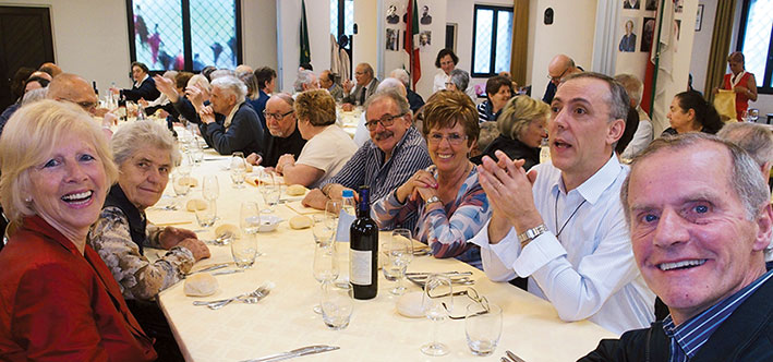 Il pranzo nel salone dei saveirani
