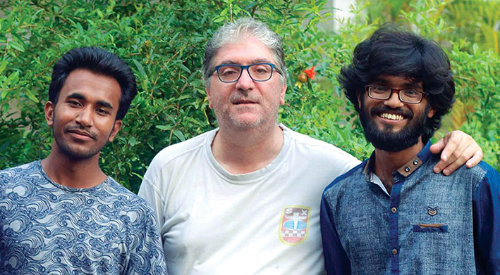 P. Giovanni Gargano, protagonista dell'intervento di p. Storgato, è missionario in Bangladesh (nella foto con due collaboratori)