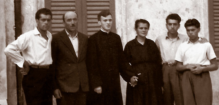 P. Luigi Carrara con alcuni familiari dopo la vestizione saveriana