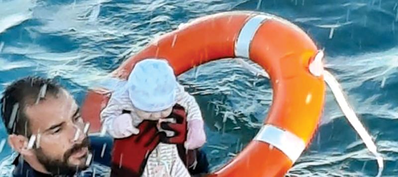 p.6 agente neonato foto mare ceuta