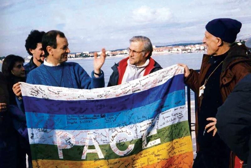 p.6 Ancona 13 dicembre 92 a destra don Tonino Bello a sinistra don Albino Bizzotto dei Beati i costruttori di pace di ritorno da Sarajevo