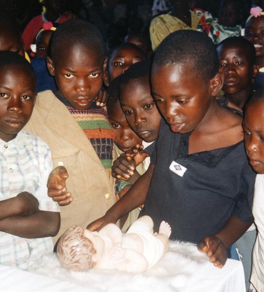 Burundi, Missione di Gasura.Davanti a Ges˘ Bambino.Foto Giovanni Carrara, 2003