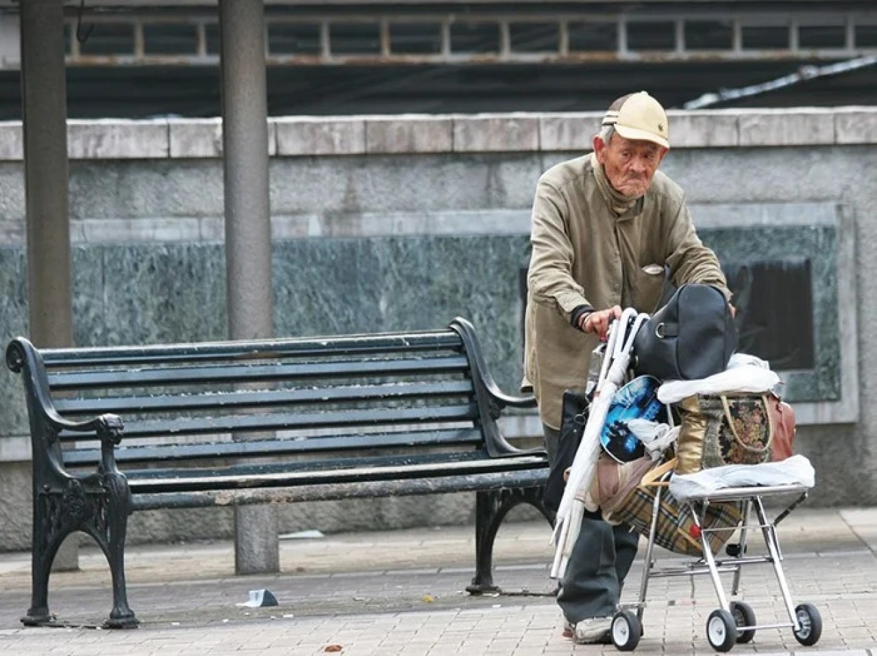 giappone poveri anziani soli