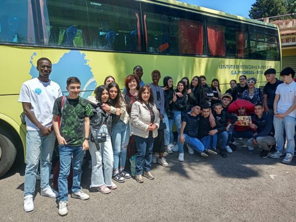 GUARDARSI NEGLI OCCHI PER SCOPRIRSI FRATELLI