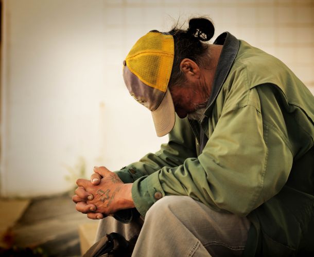 IL POVERO ACCANTO NON È UN’OMBRA!
