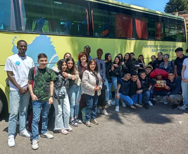 GUARDARSI NEGLI OCCHI PER SCOPRIRSI FRATELLI