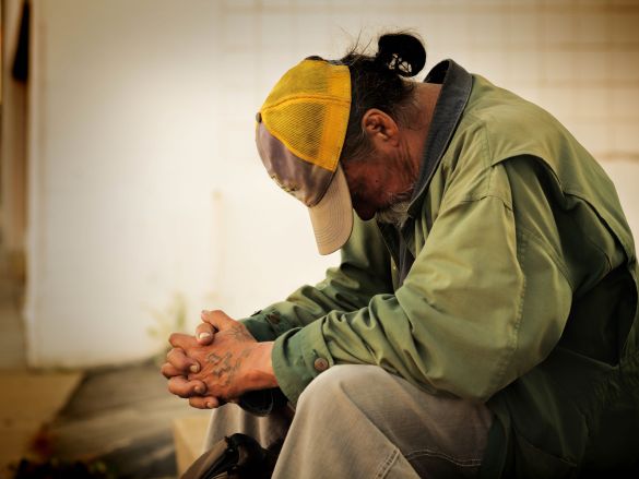 IL POVERO ACCANTO NON &Egrave; UN&rsquo;OMBRA!